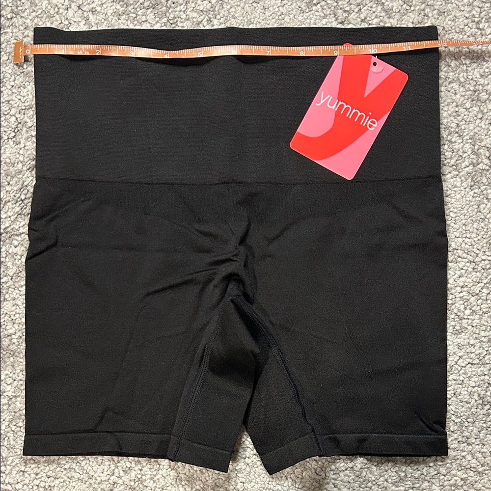 Yummie Mona Shaping Short M/L new with tags